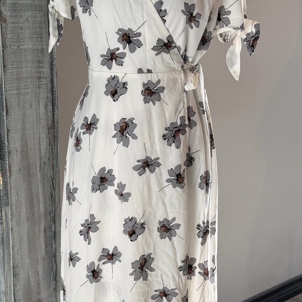 Chic Floral Dee elly Maxi Dress in Cream and Gray